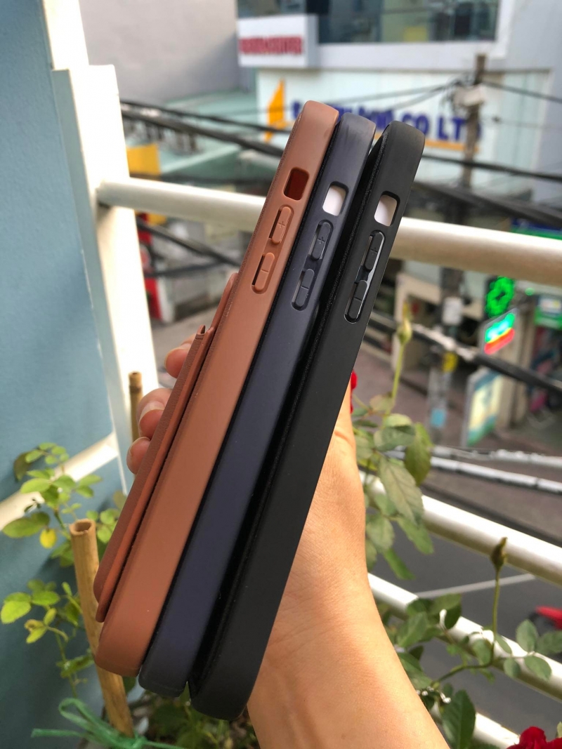 Ốp Lưng Da iPhone 13 Pro Max Có Ngăn Đựng Thẻ Tích Hơp Magsafe Hiệu Mutural chất liệu da mặt trong phủ lớp nhung mịn, bên ngoài có khay đựng thẻ